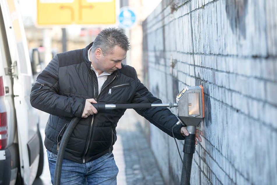Mit spezieller Technik entfernt Lars Kühnel (41) von der Firma Graffiti Stop die Schmierereien.