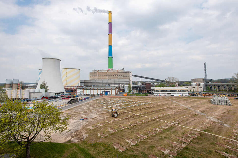 Das umweltfreundliche Kraftwerk entsteht derzeit auf dem Baufeld des alten Heizkraftwerks Nord I. Dafür wurden Tausende Photovoltaik-Module umquartiert.