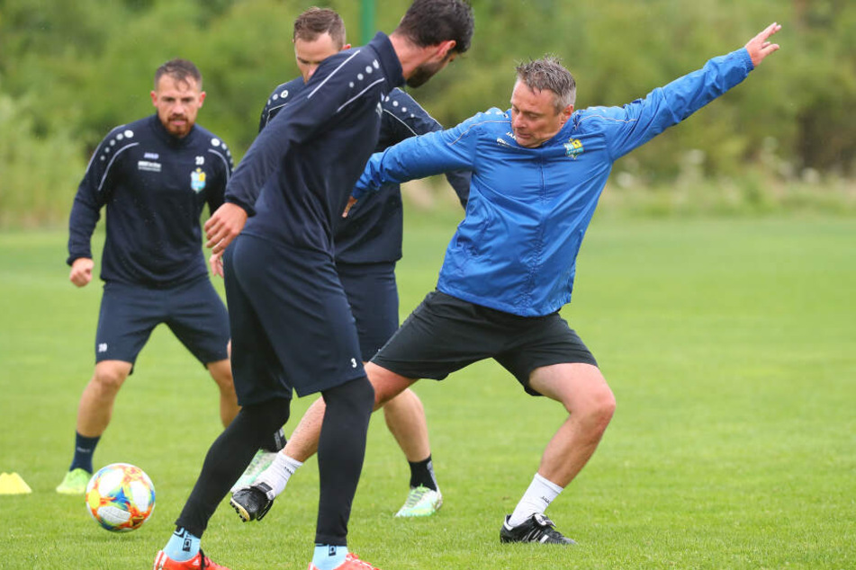 Im Training kickt Olaf Renn (r.) auch heute gern ab und zu mit.