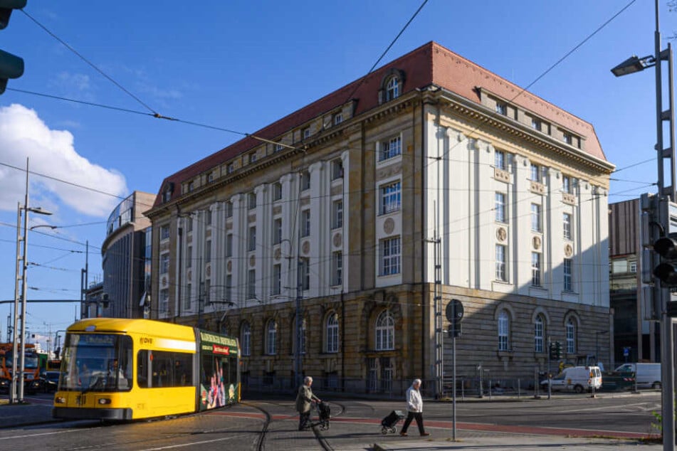 Seit Februar 2018 wird das ehemalige Gebäude der Dresdner Bank saniert.