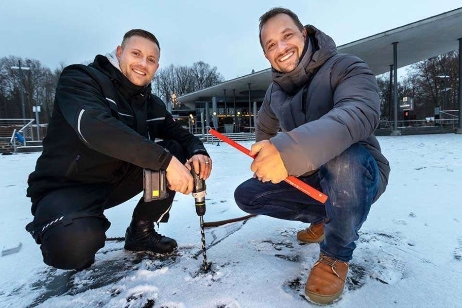 Eistest auf dem Pelzmühlenteich: André Gruhle (r.) und Philipp Weißbach (30) maßen bis zu 16 Zentimeter Eisdicke.