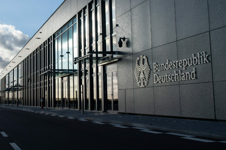Auf der Seite zum Flugfeld prägen große Glasflächen das neue Regierungsterminal, das laut Luftwaffe bislang alle Anforderungen erfüllt hat.