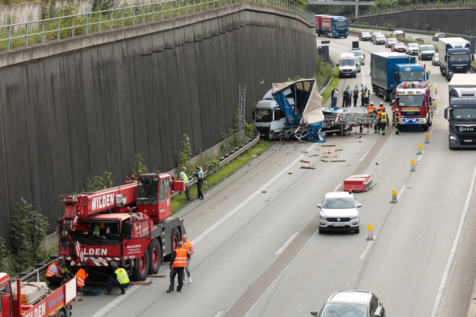 Unfall A1: Schwerer Unfall bei Wuppertal: Kranwagen fährt auf Lastwagen, zwei Verletzte