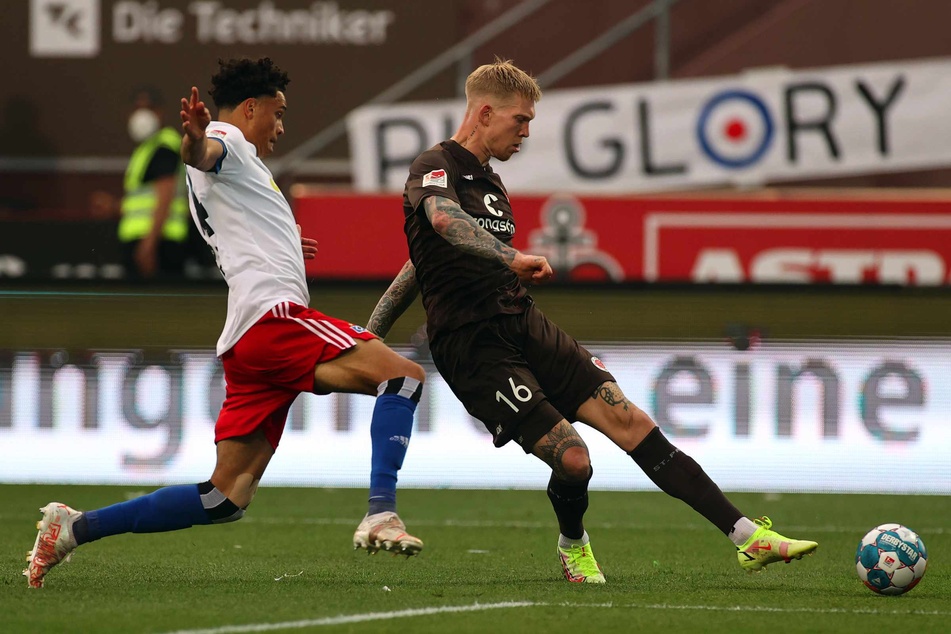 Simon Makienok (30) setzt sich gegen Jonas David (21) und haut den Ball ins kurze Eck.