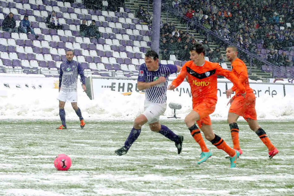 Schneeballschlacht: Am 27. Oktober 2012 schoss Aue den VfL Bochum mit 6:1 ab. Hier setzt sich Marc Hensel (l.) gegen einen gewissen Leon Goretzka durch.