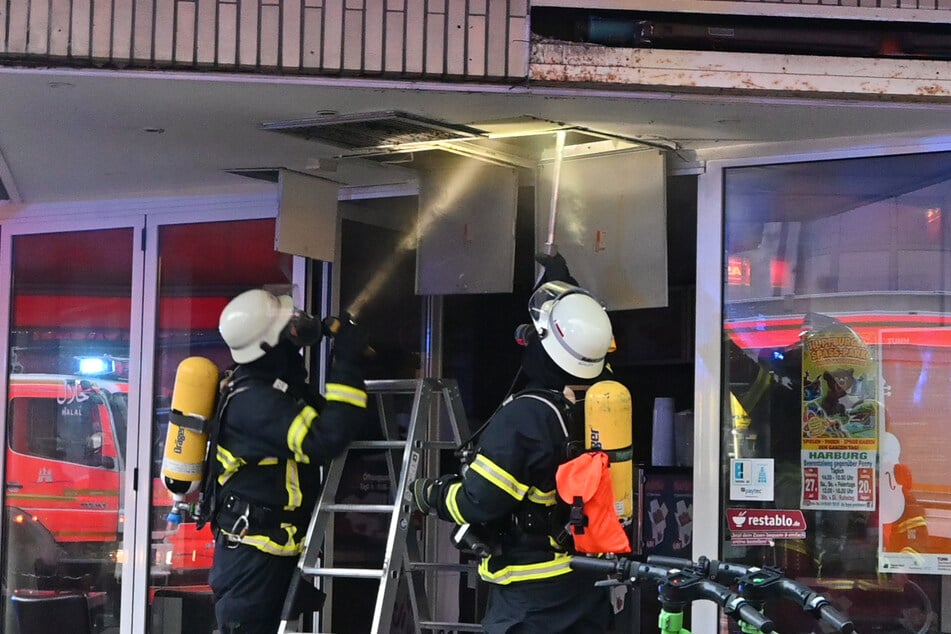 Mehrere Feuerwehrleute waren vor Ort, der Schaden wird noch ermittelt.