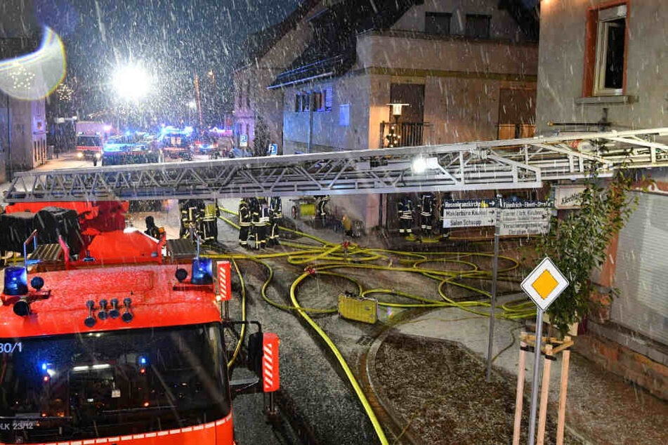 Die Feuerwehr hatte bei ihrem Einsatz auch mit starkem Schneefall zu kämpfen.