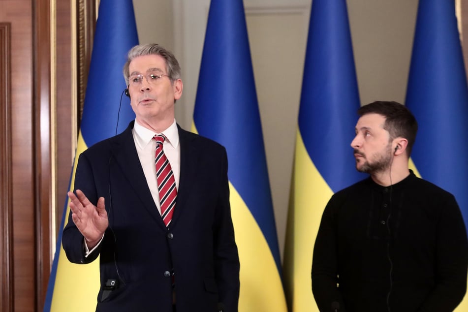 Scott Bessent (63, l), US-Finanzminister, und Wolodymyr Selenskyj (47), Präsident der Ukraine, sprechen mit Journalisten. (Archivbild)