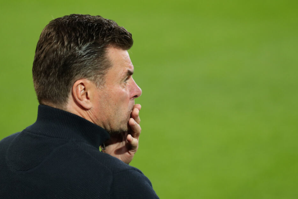 HSV-Trainer Dieter Hecking schaute während der Partie nachdenklich.
