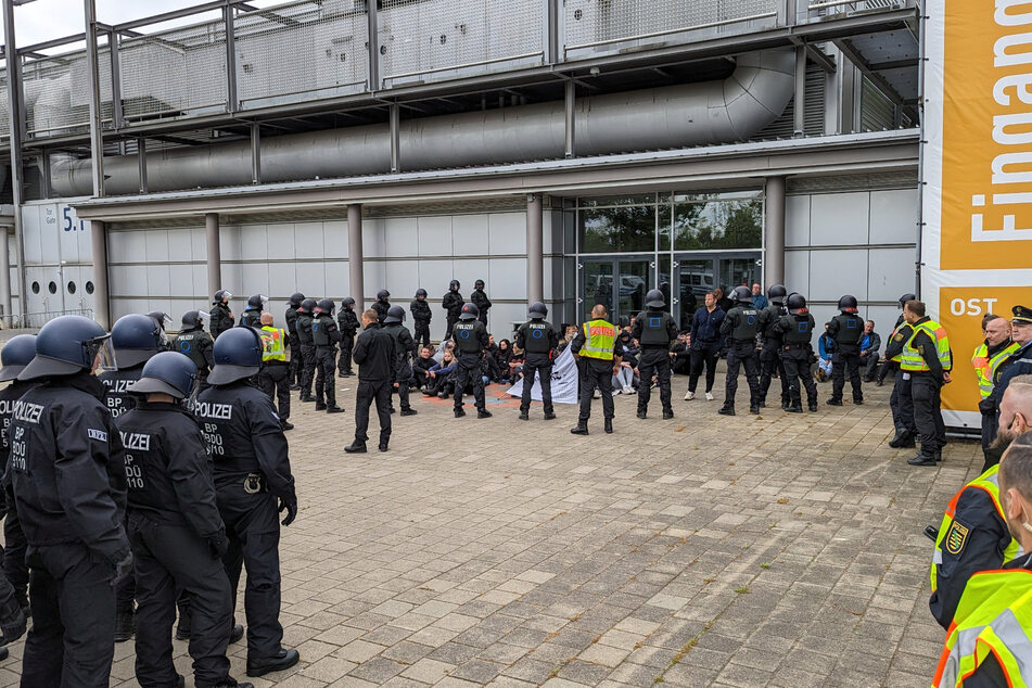 Am Stadion behandelte die Polizei in ihrer Übung am Dienstag Verletzte.