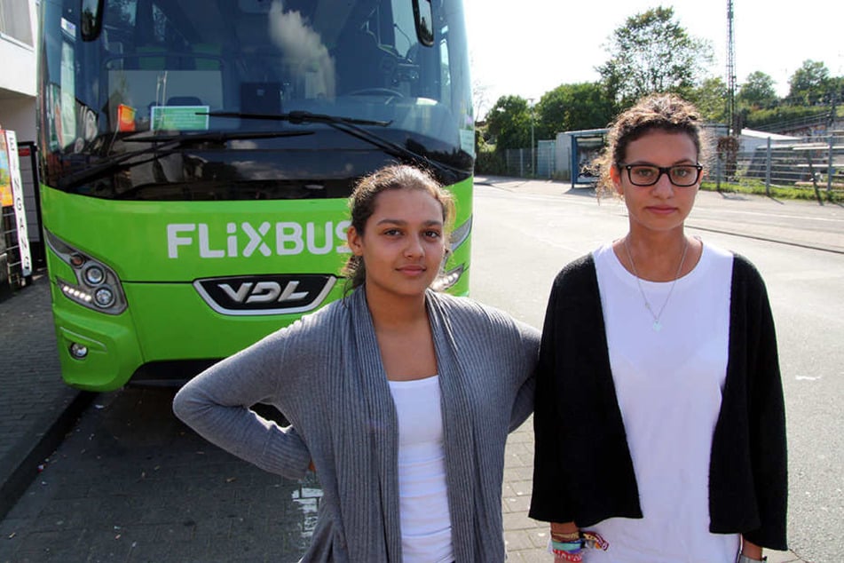 Der Busfahrer ließ Renée Doévi (17) und Tiesan-Yesim Atas (19) einfach zurück.