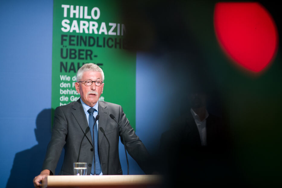 Thilo Sarrazin stellt bei einer Pressekonferenz sein neues Buch vor. Zuvor wollte er es beim Random House Verlag veröffentlichen lassen. (Archivbild)