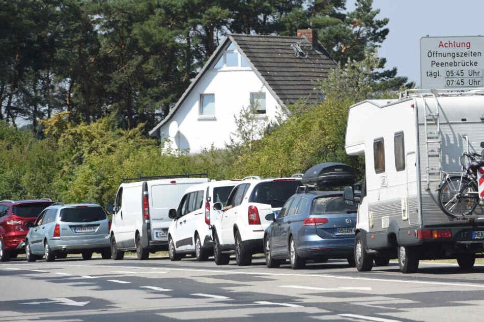 Vor der Peenebrücke von Wolgast auf der Insel Usedom stehen Fahrzeuge im Stau.