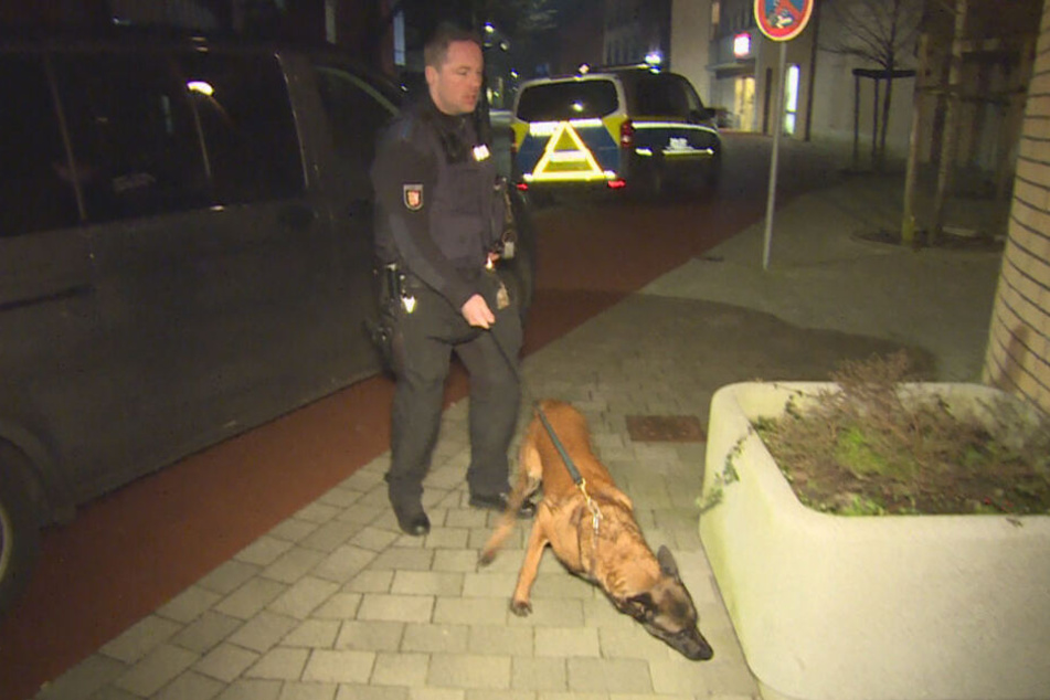 Die Polizei suchte die Umgebung mit einem Sprengstoff-Spürhund ab.