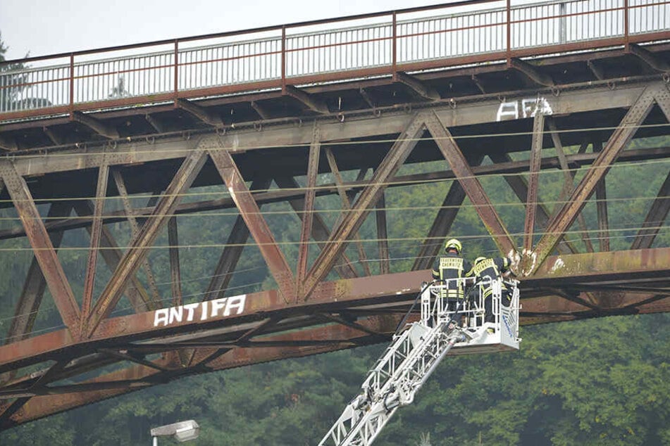 Das Angenehme mit dem Nützlichen verbinden: Bei einer Feuerwehrübung wurde die Brücke gesäubert.