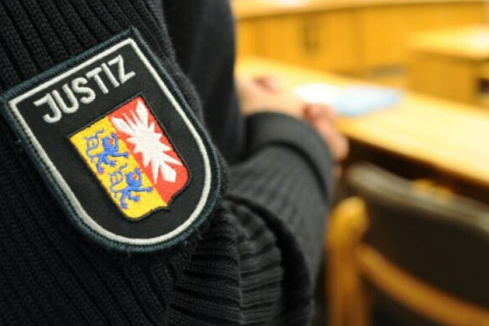 Der 46-Jährige muss sich in mindestens 17 Fällen verantworten. (Symbolbild)