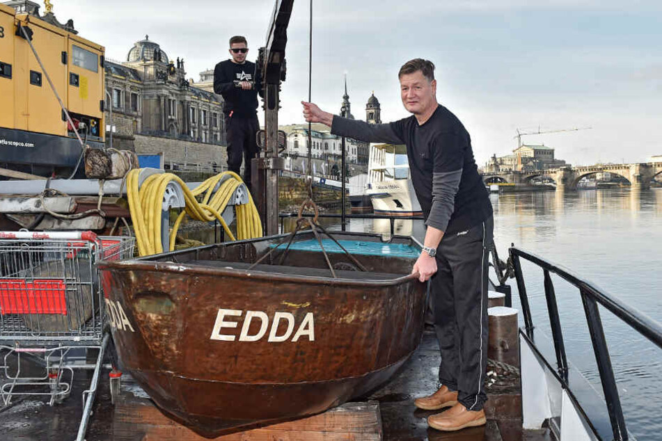 "Edda" ahoi! Steuermann Ulf Klink (58, l.) und Matrose Ricardo Harder (21) sind auf ihrem Schubschiff derzeit in Dresden zum Ausharren verdammt.