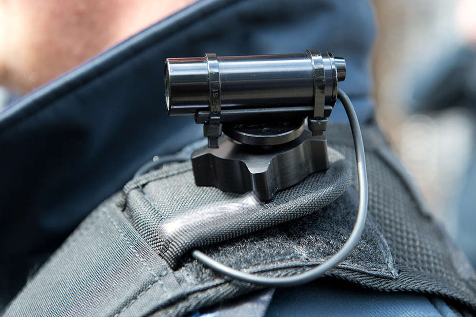Auf einer nächtlichen Streife begann die Bodycam eines Polizisten an zu qualmen. (Symbolbild)