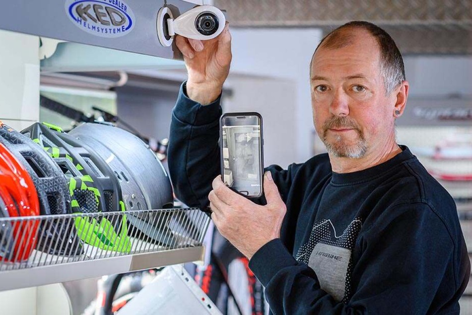 Chef Steffen Knobloch (57) hat die Kamera auf den Eingang gedreht und passt jetzt jede Nacht auf seinen Laden auf.