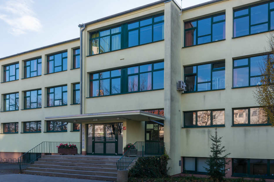 Am Montag und Dienstag wird das Gebäude in Dobritz leer bleiben. Lehrer und Schüler müssen sich untersuchen lassen.