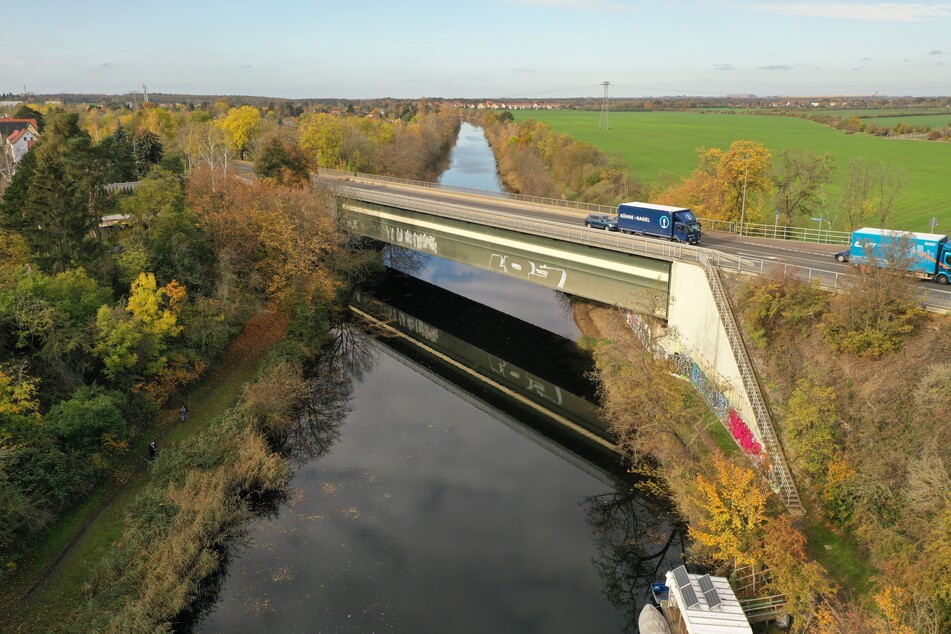 Der Elster-Saale-Kanal mit der B181-Brücke - unter Wasser sollen größere Mengen Waffen und Munition lagern.