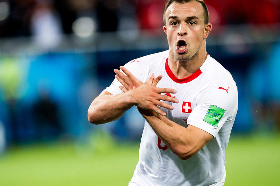 Xherdan Shaqiri (26) formte nach seinem Treffer mit den Händen den doppelköpfigen Adler, der auf der Flagge Albaniens zu sehen ist.