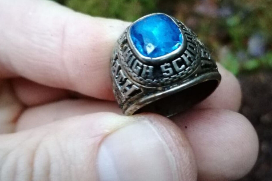 Debra McKenna (63) bekam den Ring von ihrem verstorbenen Ehemann geschenkt.