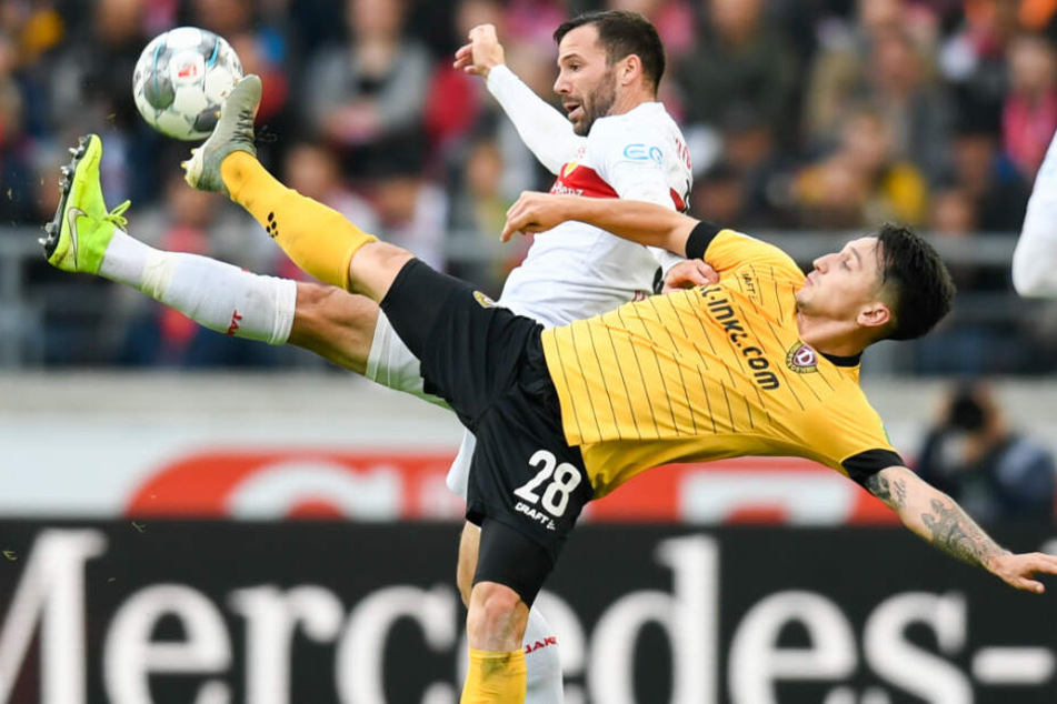 Gonzalo Castro (l.) vom VfB Stuttgart in Aktion gegen Baris Atik (r.) von Dynamo Dresden.