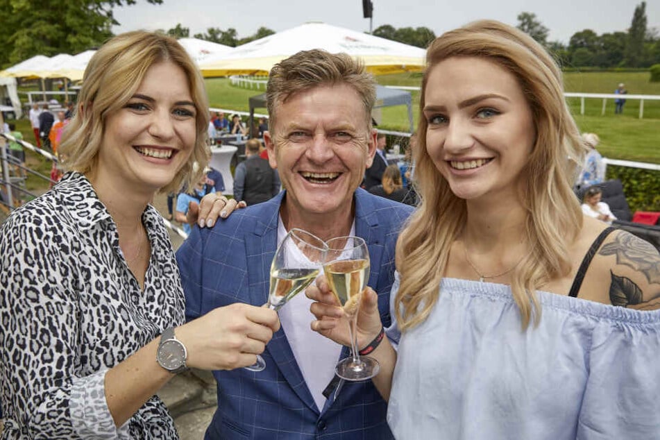 Gastwirt Steffen Zuber (56) stößt mit seinen Töchtern Alisa (28, l.) und Louisa (20) auf das 25-jährige Gastro-Jubiläum an.