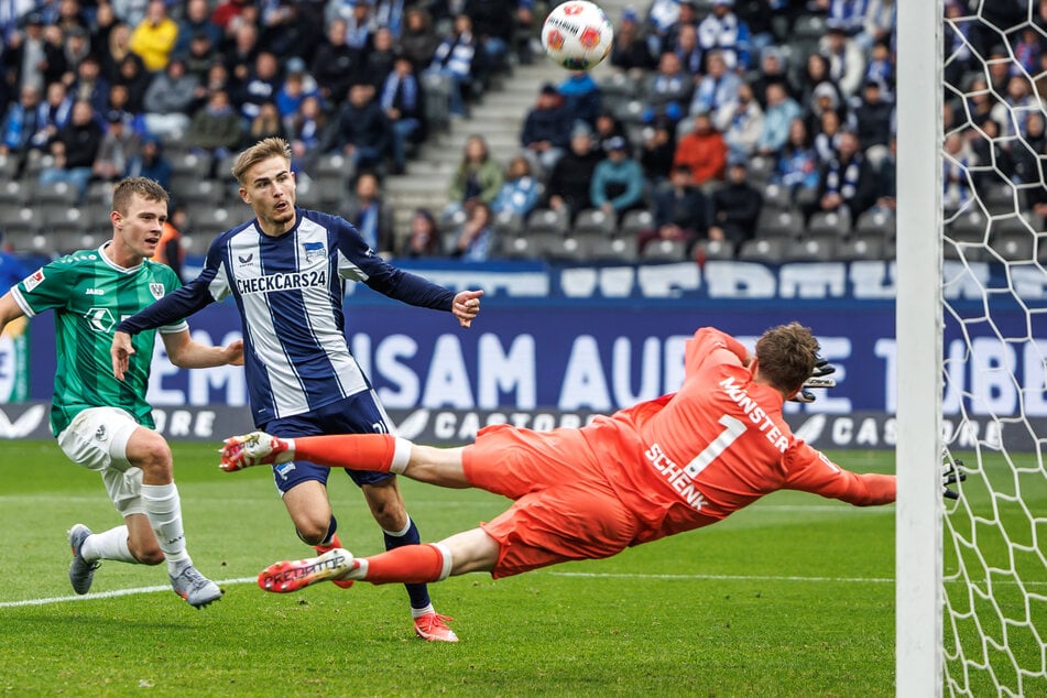 Der Ball ist nicht drin: Herthas Marten Winkler (22, 2.v.l.) vergibt eine der zahlreichen Hochkaräter.
