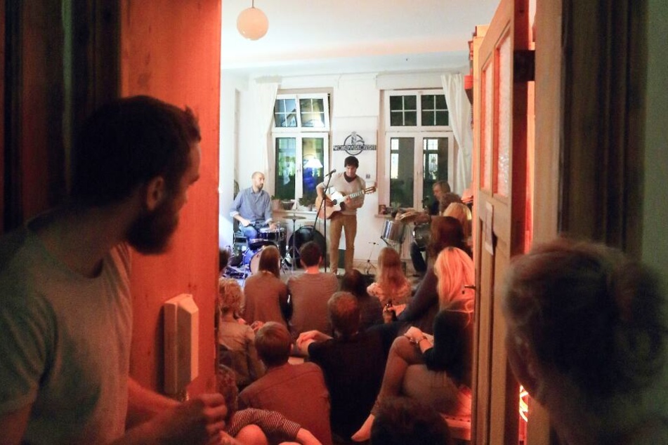 Die Band "Shy Birds" tritt bei einem Wohnzimmerkonzert in Magdeburg auf.