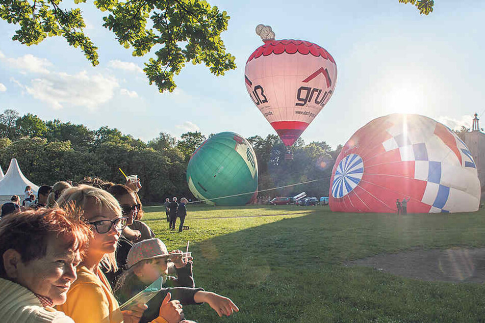Heiße Luft, die anzieht: Viele Chemnitzer schauten sich die Ballonstarts am Freitagabend an.