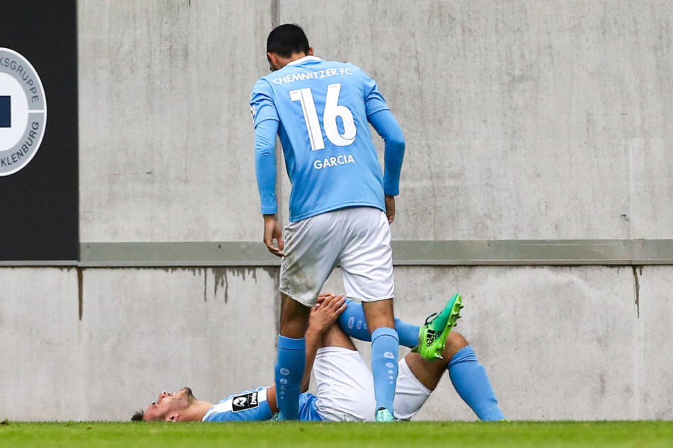 Ioannis Karsanidis verletzt am Boden, Rafael Garcia erkundigt sich danach was los ist.