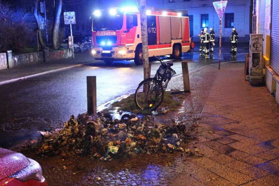 In Leipzig-Connewitz standen in der Nacht zwei Mülltonnen in Flammen.