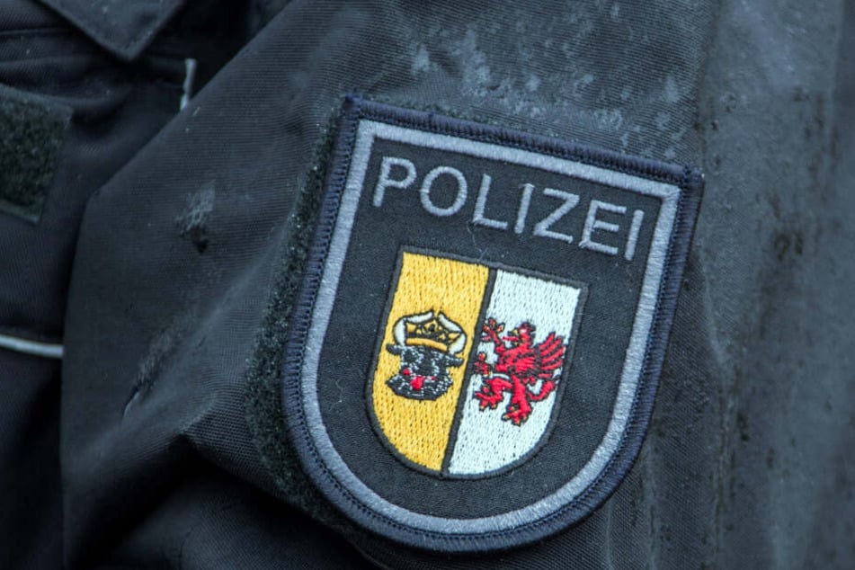 Das Wappen von Mecklenburg-Vorpommern ist auf dem Ärmel einer Polizei-Uniform aufgenäht.