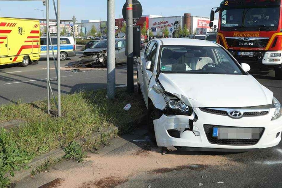 Der Hyundai wurde auf den Mittelstreifen geschleudert, dahinter steht der zerstörte Opel Merida.