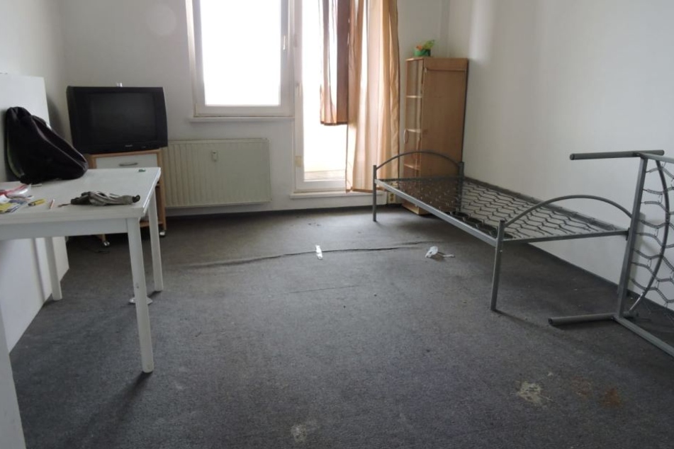 In dieser Wohnung feierten sechs junge Menschen. Währenddessen soll sich der Tatverdächtige an der Teenagerin vergangen haben.