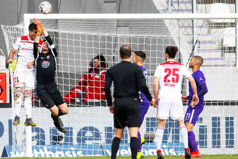 Foul oder doch nicht? Ingolstadts Dario Lezcano (l.) köpft FCE-Schlussmann Martin Männel den Ball aus den Händen.
