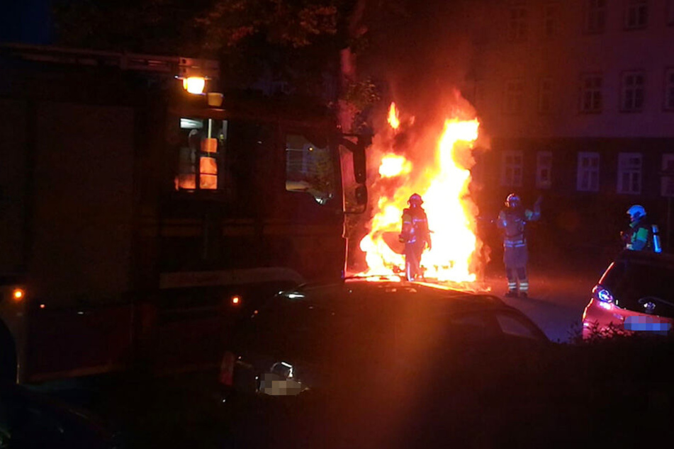 Der Lieferwagen der Vonovia stand gegen 3 Uhr lichterloh in Flammen.