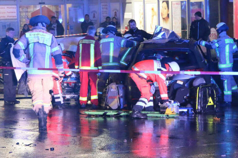 Die Feuerwehr an der Unfallstelle.