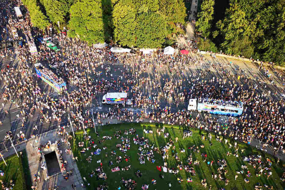 Teilnehmer der CSD-Parade ziehen auf dem Großen Stern im Tiergarten an der Siegessäule vorbei.