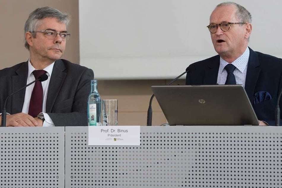 Karl-Heinz Binus (r.), Präsident des sächsischen Rechnungshofes, und Rechnungshofdirektor Peter Teichmann stellen den Jahresprüfbericht vor.