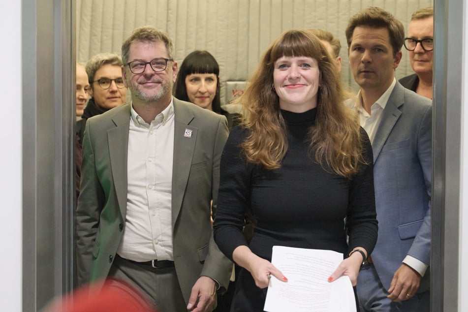 Die Sondierungsgespräche zwischen Linke-Landesvorsitzende Kerstin Wolter (40) und den Spitzenkandidaten Werner Graf (46, Grüne, l.) und Steffen Krach (47, SPD, r.) gehen weiter.