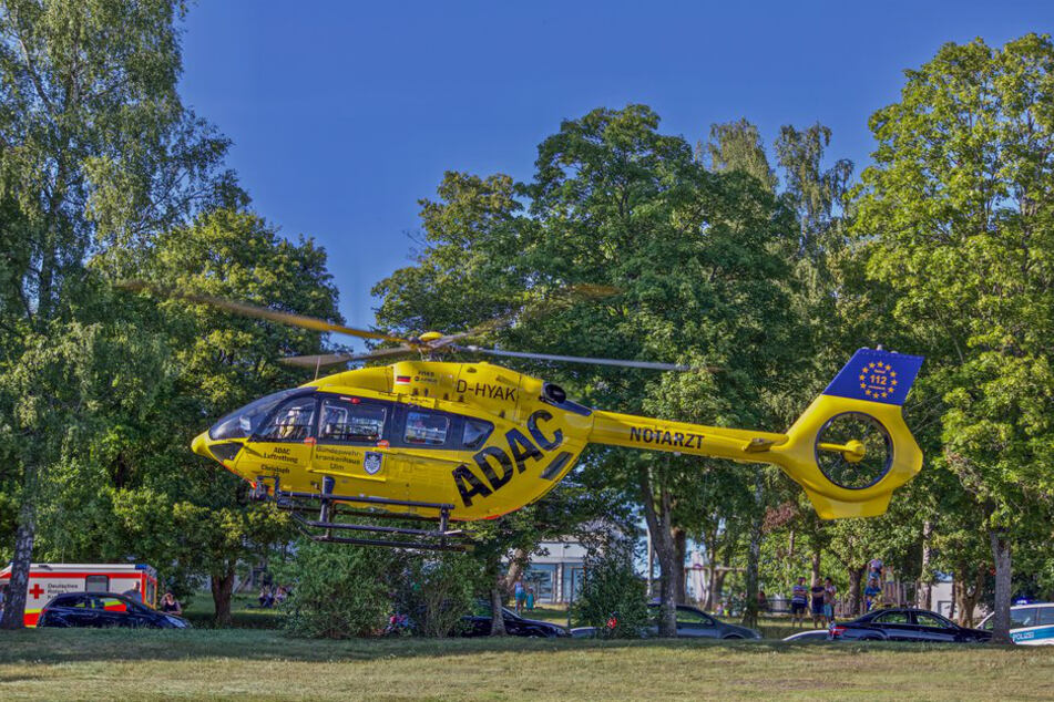 Ein Rettungshubschrauber landete auf einem Grünstreifen.