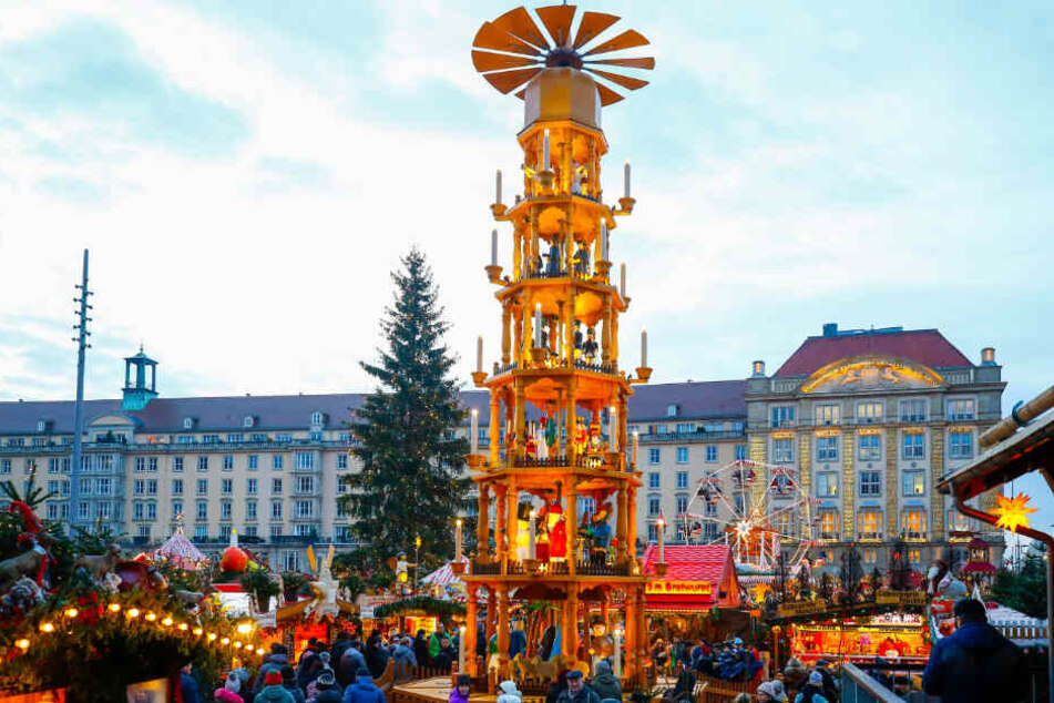 Mehr als zwei Millionen Menschen haben den Striezelmarkt mit seiner Pyramide besucht.