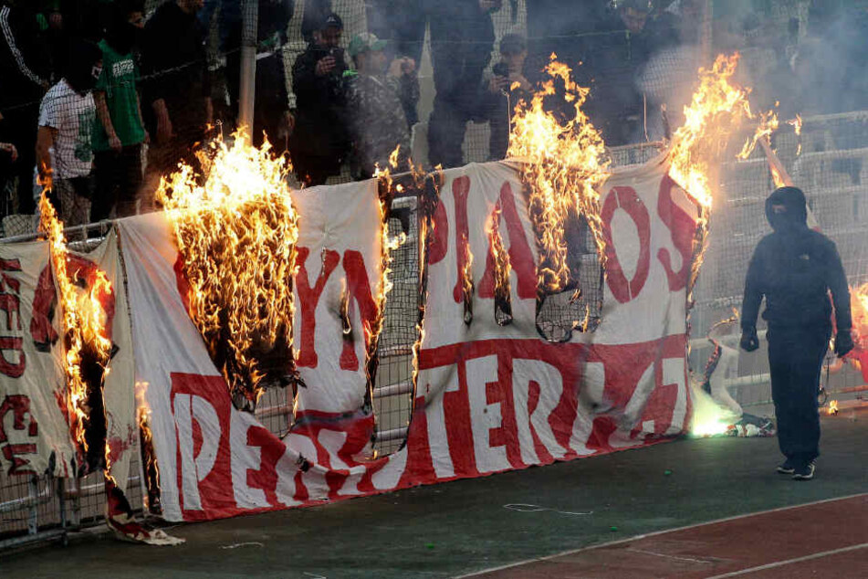 Vermummte haben beim UEFA Youth League Spiel des FC Bayern gegen Olympiakos Piräus Spieler und Fans der Münchner angegriffen. (Symbolbild)