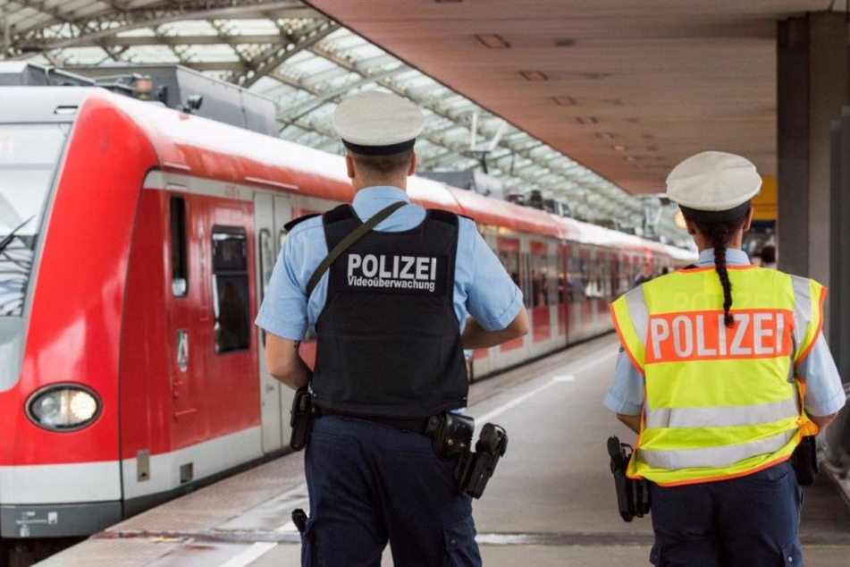 Eher zufällig bemerkten Bundespolizisten den gesuchten Straftäter (Symbolbild).