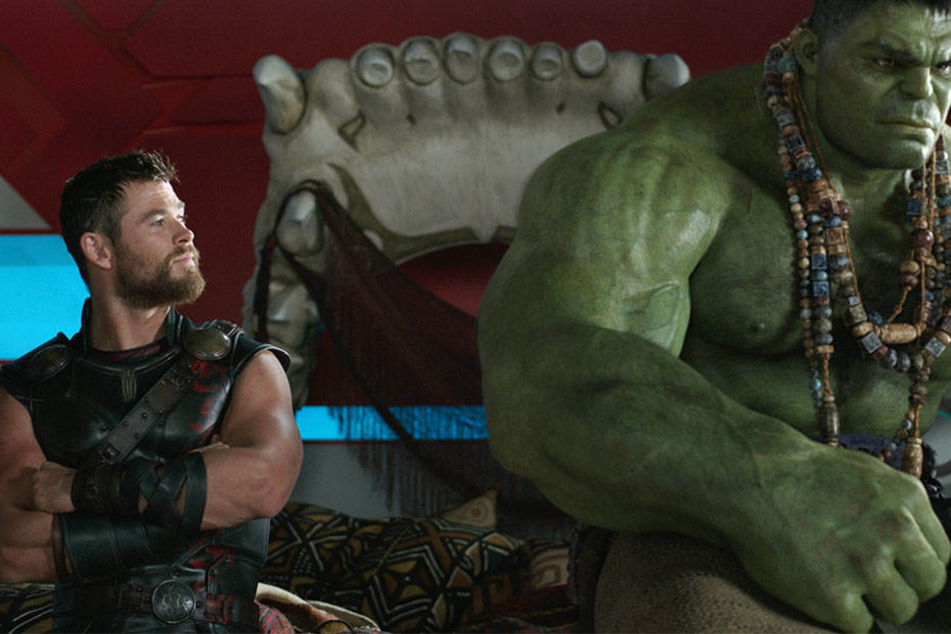Chris Hemsworth (l) als Thor und Hulk in einer Szene des Filmes «Thor: Tag der Entscheidung». (