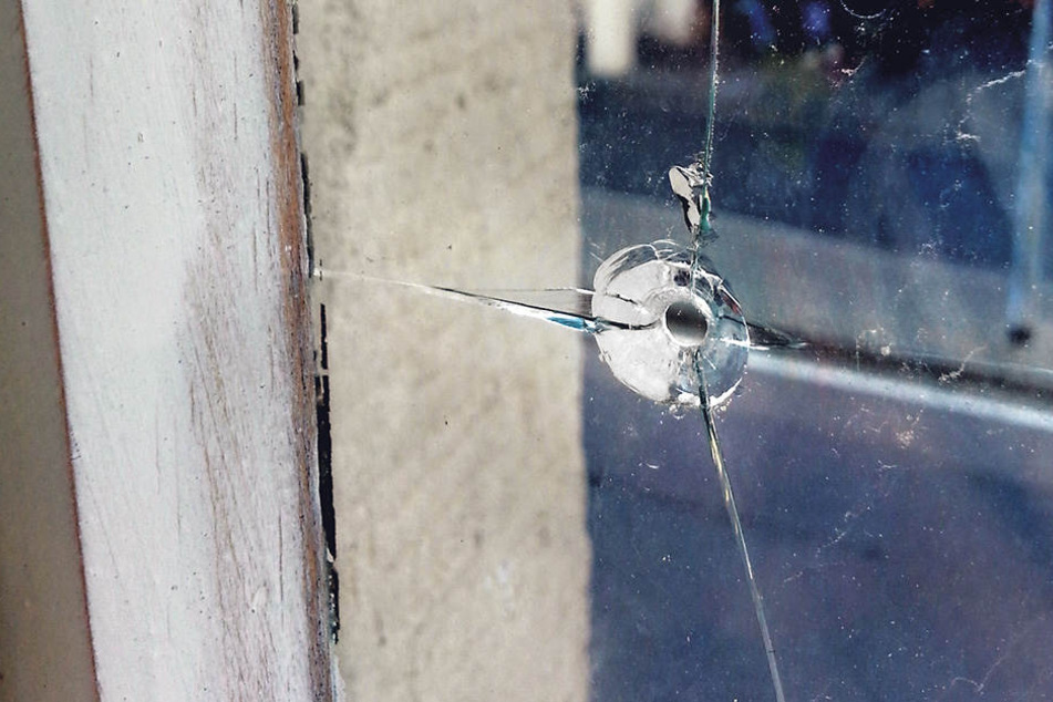 Das Einschussloch am Fenster ist deutlich.