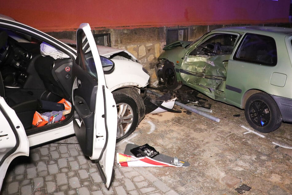 Autofahrerin kracht in parkende Fahrzeuge: schwer verletzt!